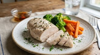 Cách luộc ức gà mềm ngọt, không bị khô bã, nhạt nhẽo