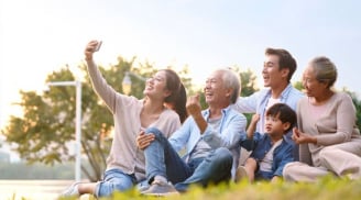 Chăm sóc cha mẹ già: Áp lực âm thầm khiến nhiều người trẻ kiệt sức