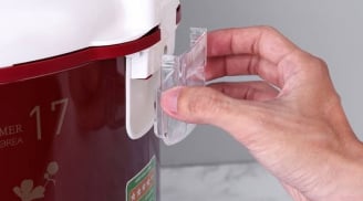 Tại sao nồi cơm điện phải có nắp hứng nước ở bên cạnh?