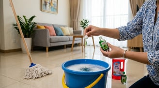 Cho vài giọt dầu gió vào nước lau nhà: Mẹo nhỏ giúp nhiều gia đình thích thú