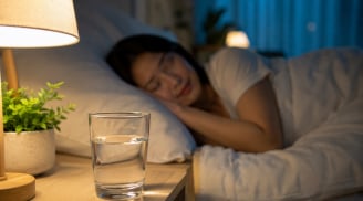 Tại sao bạn nên đặt một cốc nước ở đầu giường vào ban đêm?