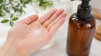 Vì sao nhiều người cho vài hạt muối vào dầu gội khi gội đầu?