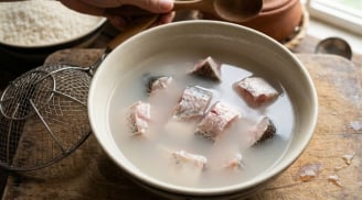 Tại sao nên ngâm cá trong nước vo gạo trước khi nấu?