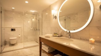 Vì sao bạn nên bật đèn nhà vệ sinh khi ngủ ở khách sạn?