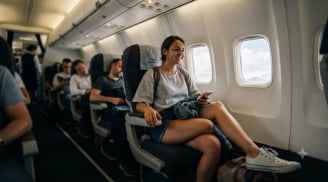 Vì sao khi đi máy bay nên hạn chế mặc váy quá  ngắn?