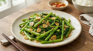 Xào rau muống chỉ bỏ dầu ăn và tỏi thôi chưa đủ: Làm thêm bước này rau xanh mướt, giòn sần sật