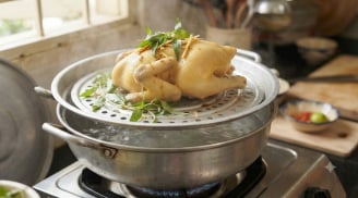 Luộc gà nước sôi hay nước lạnh đều là dại: Cách luộc gà không cần nước thơm ngon, đậm vị