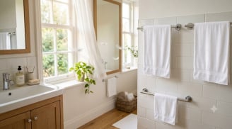 Mẹo treo khăn đúng cách giúp giảm mùi hôi, hạn chế vi khuẩn phát triển