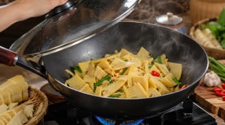 Tại sao nên mở vung khi xào, nấu măng? Thói quen nhỏ giúp măng ngon hơn, giảm mùi hăng và giữ màu đẹp