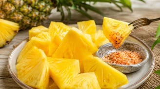 Vì sao nên ăn dứa chấm muối?