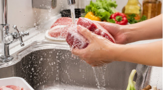 Vì sao không nên rửa thịt dưới vòi nước? Chuyện tưởng nhỏ mà không nhỏ