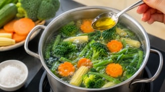 Vì sao nên cho một chút dầu ăn khi luộc rau củ?