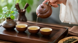 Vì sao khi uống trà không nên rót đầy chén?