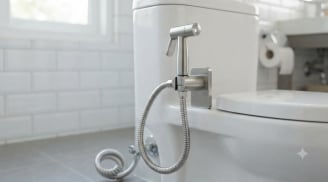 Tại sao khi đi vệ sinh xong nên dùng vòi xịt thay vì chỉ dùng giấy vệ sinh?