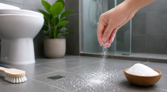 Vì sao nên rải muối lên sàn nhà tắm, nhà vệ sinh? Mẹo nhỏ lợi ích lớn mà nhiều người chưa biết