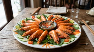 Luộc tôm cứ cho nắm lá này vào nồi: Tôm đỏ au, ngọt lịm, không một chút mùi tanh