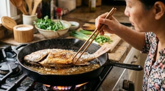 8 mẹo rán cá không văng dầu, không dính chảo: Cá vàng giòn không cần chảo chống dính