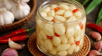 Cách ngâm tỏi trắng giòn, không bị chuyển màu xanh: Bí quyết nằm ở bước nhiều người làm sai
