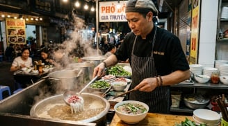 Vì sao các quán phở ngon luôn trần bát qua nước sôi trước khi múc?