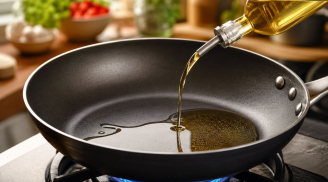 Vì sao đầu bếp luôn làm nóng chảo trước khi cho dầu?
