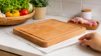 Vì sao nên đặt một tờ khăn giấy dưới thớt? Mẹo nhỏ giúp bếp sạch hơn, nấu ăn an toàn hơn