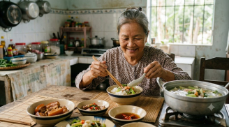 Chan canh vào cơm cho dễ nuốt: Thói quen tưởng bổ dưỡng hóa ra lại hành hạ dạ dày?