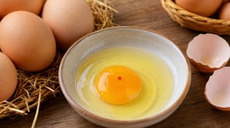 Trứng đập ra thấy có chấm đỏ này thì có ăn được không? Vệt đỏ đó có gây hại gì không?