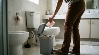 Nên vứt giấy vệ sinh xuống bồn cầu hay vứt vào thùng rác?