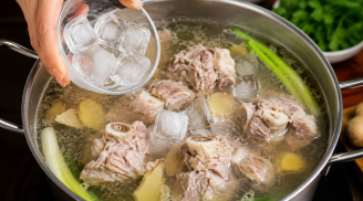 Vì sao nhiều người thả đá lạnh vào nồi canh xương?