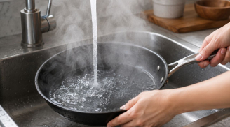 Vì sao nấu ăn xong không được thả ngay nồi, chảo vào nước lạnh?