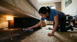 Vì sao nên lăn chai nước qua gầm giường khách sạn?