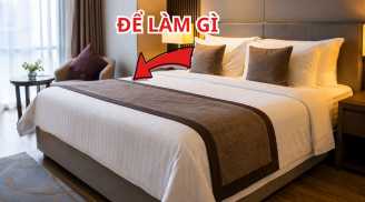 Vì sao trên giường khách sạn luôn có thêm tấm vải trải ngang khác màu?