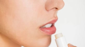 4 thói quen nhiều người mắc phải khiến môi ngày càng thâm, khô nứt dù chăm dùng son dưỡng
