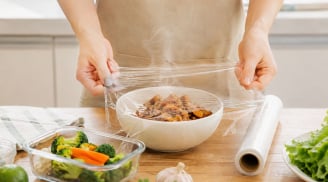 Có nên bọc màng bọc thực phẩm khi thức ăn còn nóng?
