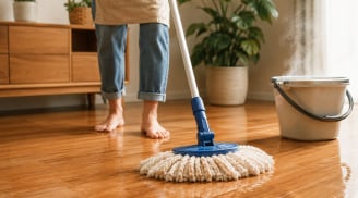 Có nên lau nhà bằng nước nóng? Không phải sàn nào cũng phù hợp, dùng sai dễ 'phản tác dụng'