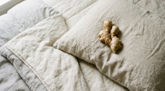 Đặt gừng cạnh gối trước khi ngủ: Biết lợi ích, nhiều người muốn làm theo