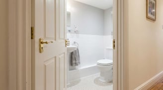Cửa nhà vệ sinh nên mở kiểu nào mới đúng: Mở vào trong hay ra ngoài? Kiến trúc sư trả lời