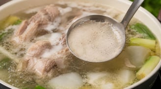 Bọt nổi khi nấu canh là gì? Có phải cứ hớt bỏ là đúng?