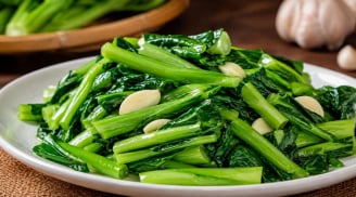 Vì sao rau xào ở nhà không giòn bằng ngoài hàng? Hãy kiểm tra 5 lỗi thường gặp này