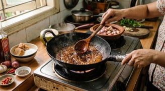 Thắng đường kho thịt có gây hại sức khỏe? Bác sĩ chỉ ra sai lầm cực dễ mắc