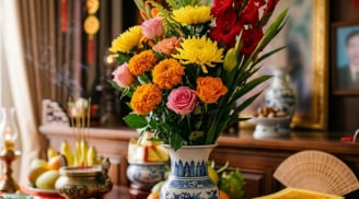 Bàn thờ không thể thiếu lọ hoa: Đặt lọ hoa ở bên trái hay bên phải?