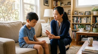 Cha mẹ thường nói 5 câu này, coi chừng con lớn lên lúc nào cũng phải nhìn sắc mặt người khác