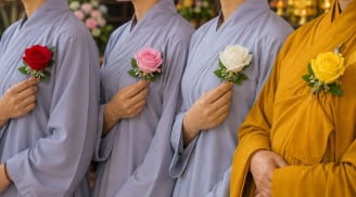 Vì sao lễ Vu La,n nhà sư cài hoa hồng vàng, Phật tử dùng đỏ, hồng, trắng?