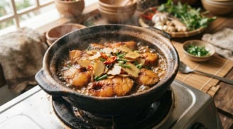 Kho cá chỉ bỏ nước hàng hay tương thôi chưa đủ: Bỏ thứ này vào cá hết sạch mùi tanh, thơm ngon chắc thịt