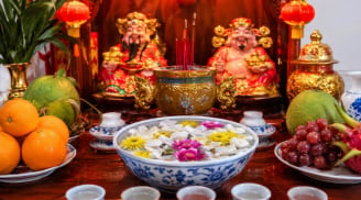 Vì sao ban thờ Thần Tài thường có một bát nước thả hoa?