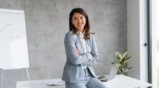 Phụ nữ tự chủ tài chính bằng nghề truyền thống và công nghệ mới