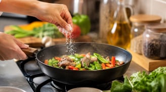Thời điểm nêm muối khiến món ăn mất ngon nhưng nhiều người vẫn mắc vì thói quen