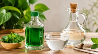 Trộn dầu gió với giấm trắng: Nhiều lợi ích mà gia đình nào cũng cần