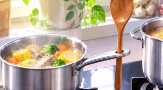 Chiếc lỗ trên tay cầm nồi chảo thực sự được thiết kế để làm gì? Hóa ra không chỉ để treo lên