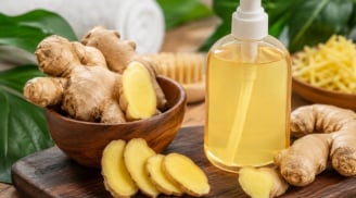 Dùng gừng tươi gội đầu: Mẹo đơn giản hỗ trợ sạch gàu, da đầu thông thoáng, tóc trông khỏe hơn